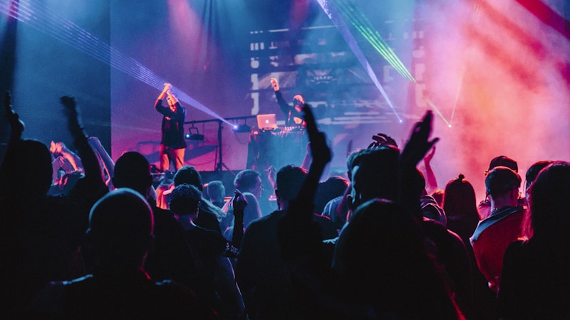 意昂体育铁粉聚集地社区内球迷热烈讨论互动场景